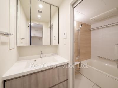 Powder Room ※Photo of the same layout on 2 floor. Decoration and fixture may differ.