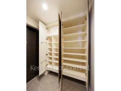 Shoes Closet ※Photo of the same layout on 7 floor. Decoration and fixture may differ.