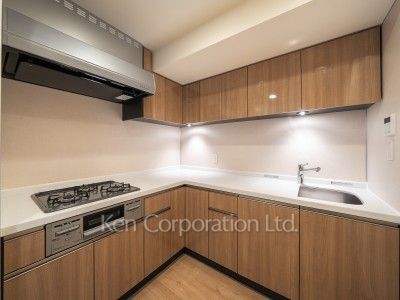 Kitchen ※Photo of the same layout on 9 floor. Decoration and fixture may differ.