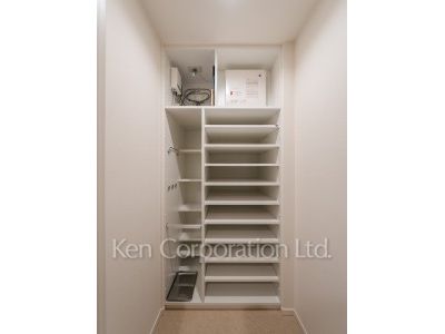Shoes-In Closet ※Photo of the same layout on 9 floor. Decoration and fixture may differ.