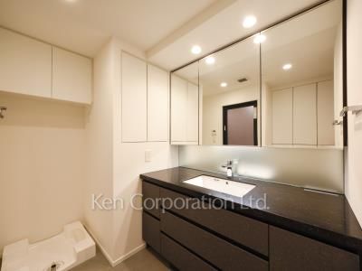Powder Room ※Photo of the same layout on 2 floor. Decoration and fixture may differ.