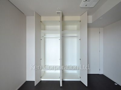 Closet ※Photo of the same layout on 18 floor. Decoration and fixture may differ.