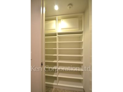 Shoes-In Closet ※Photo of the same layout on 18 floor. Decoration and fixture may differ.