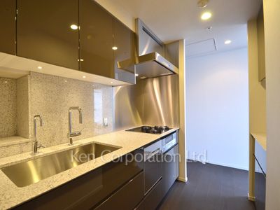 Kitchen ※Photo of the same layout on 18 floor. Decoration and fixture may differ.