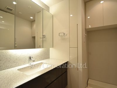 Powder Room ※Photo of the same layout on 18 floor. Decoration and fixture may differ.