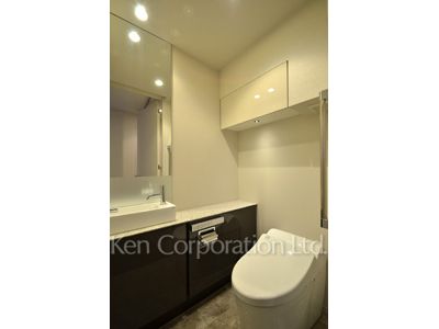 Lavatory ※Photo of the same layout on 18 floor. Decoration and fixture may differ.