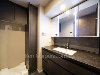 Powder Room ※Photo of the same layout on 4 floor. Decoration and fixture may differ.