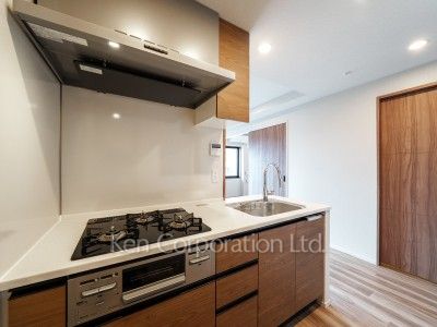 Kitchen ※Photo of the same layout on 13 floor. Decoration and fixture may differ.