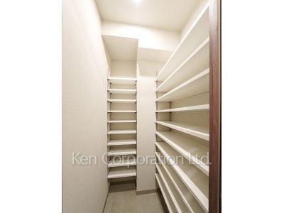 Shoes-In Closet ※Photo of the same layout on 12 floor. Decoration and fixture may differ.