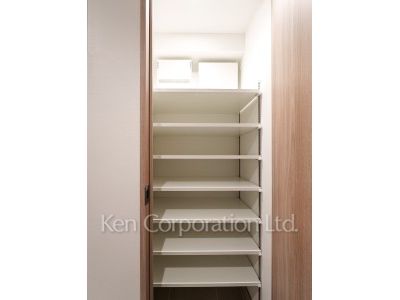Shoes-In Closet ※Photo of the same layout on 3 floor. Decoration and fixture may differ.