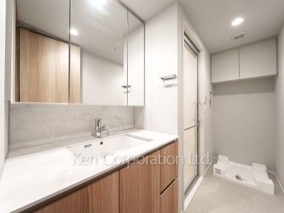 Powder Room ※Photo of the same layout on 3 floor. Decoration and fixture may differ.