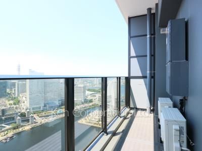 Balcony ※Photo of the same layout on 45 floor. Decoration and fixture may differ.