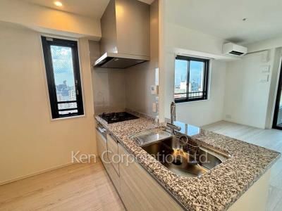 Kitchen ※Photo of the same layout on 13 floor. Decoration and fixture may differ.