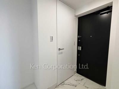 Entrance ※Photo of the same layout on 13 floor. Decoration and fixture may differ.