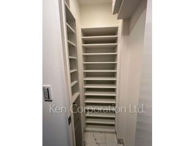 Closet ※Photo of the same layout on 13 floor. Decoration and fixture may differ.