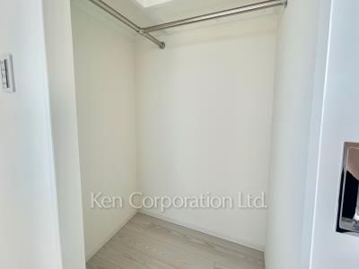 Closet ※Photo of the same layout on 13 floor. Decoration and fixture may differ.