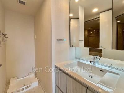 Powder Room ※Photo of the same layout on 13 floor. Decoration and fixture may differ.