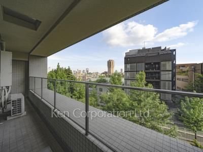 Balcony ※Photo of the same layout on 5 floor. Decoration and fixture may differ.