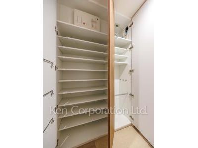 Shoes Closet ※Photo of the same layout on 3 floor. Decoration and fixture may differ.