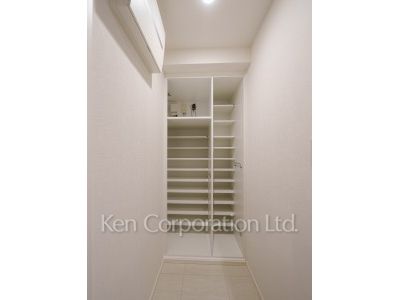 Shoes-In Closet ※Photo of the same layout on 17 floor. Decoration and fixture may differ.