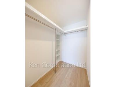 Walk-In Closet ※Photo of the same layout on 16 floor. Decoration and fixture may differ.