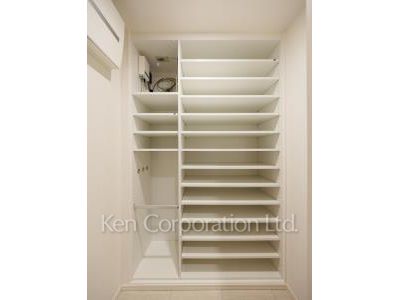 Shoes-In Closet ※Photo of the same layout on 16 floor. Decoration and fixture may differ.