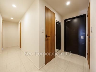 Entrance ※Photo of the same layout on 16 floor. Decoration and fixture may differ.