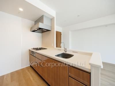 Kitchen ※Photo of the same layout on 16 floor. Decoration and fixture may differ.