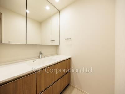 Powder Room ※Photo of the same layout on 16 floor. Decoration and fixture may differ.