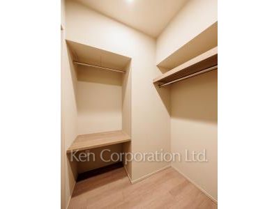 Walk-In Closet ※Photo of the same layout on 5 floor. Decoration and fixture may differ.