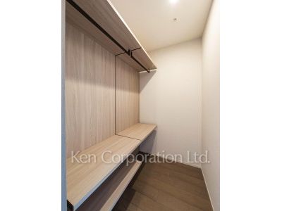 Walk-In Closet ※Photo of the same layout on 38 floor. Decoration and fixture may differ.
