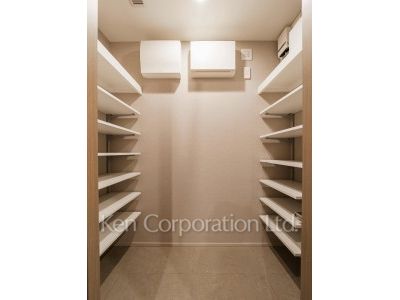 Shoes-In Closet ※Photo of the same layout on 38 floor. Decoration and fixture may differ.