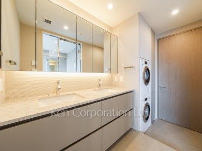 Powder Room ※Photo of the same layout on 38 floor. Decoration and fixture may differ.