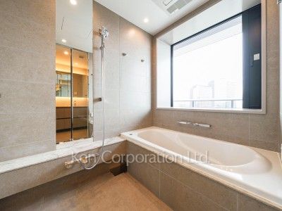 Bath ※Photo of the same layout on 38 floor. Decoration and fixture may differ.