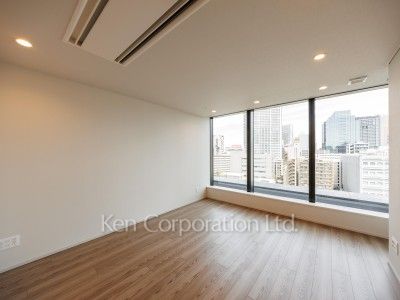 Master Bedroom ※Photo of the same layout on 8 floor. Decoration and fixture may differ.
