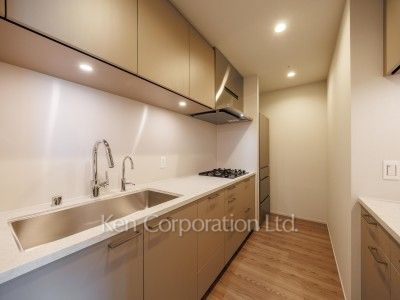 Kitchen ※Photo of the same layout on 8 floor. Decoration and fixture may differ.
