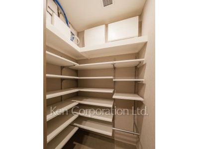 Shoes-In Closet ※Photo of the same layout on 38 floor. Decoration and fixture may differ.