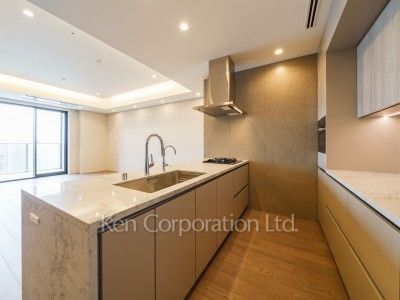 Kitchen ※Photo of the same layout on 38 floor. Decoration and fixture may differ.