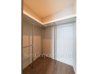 Walk-In Closet ※Photo of the same layout on 38 floor. Decoration and fixture may differ.
