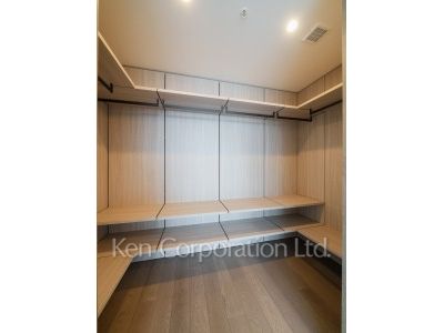 Walk-In Closet ※Photo of the same layout on 38 floor. Decoration and fixture may differ.