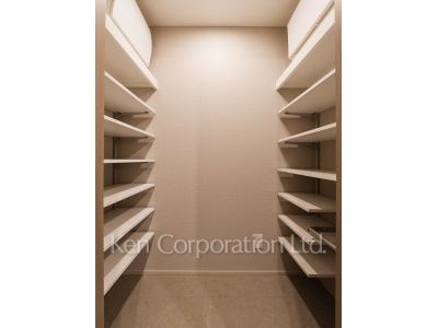 Shoes-In Closet ※Photo of the same layout on 38 floor. Decoration and fixture may differ.