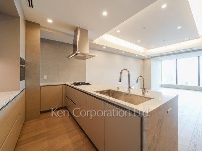 Kitchen ※Photo of the same layout on 38 floor. Decoration and fixture may differ.