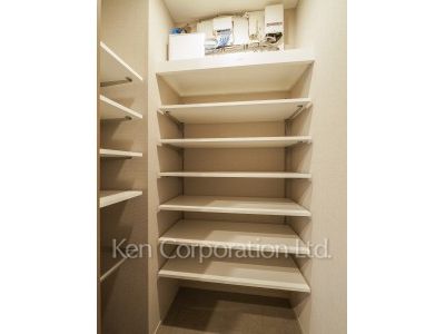 Shoes-In Closet ※Photo of the same layout on 38 floor. Decoration and fixture may differ.