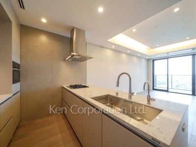 Kitchen ※Photo of the same layout on 38 floor. Decoration and fixture may differ.