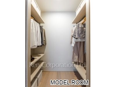 Walk-In Closet ※Staged Unit ※Photo of the same layout on 31 floor. Decoration and fixture may differ.