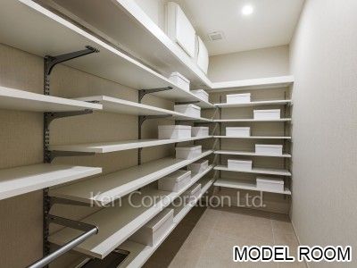 Shoes-In Closet ※Staged Unit ※Photo of the same layout on 31 floor. Decoration and fixture may differ.