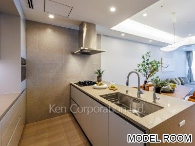 Kitchen ※Staged Unit ※Photo of the same layout on 31 floor. Decoration and fixture may differ.