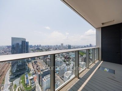 Walk-In Closet ※Photo of the same layout on 33 floor. Decoration and fixture may differ.