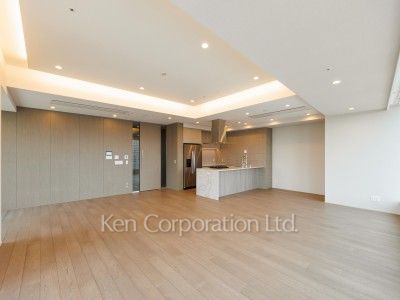 Living-Dining ※Photo of the same layout on 33 floor. Decoration and fixture may differ.