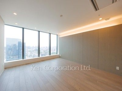 Master Bedroom ※Photo of the same layout on 33 floor. Decoration and fixture may differ.